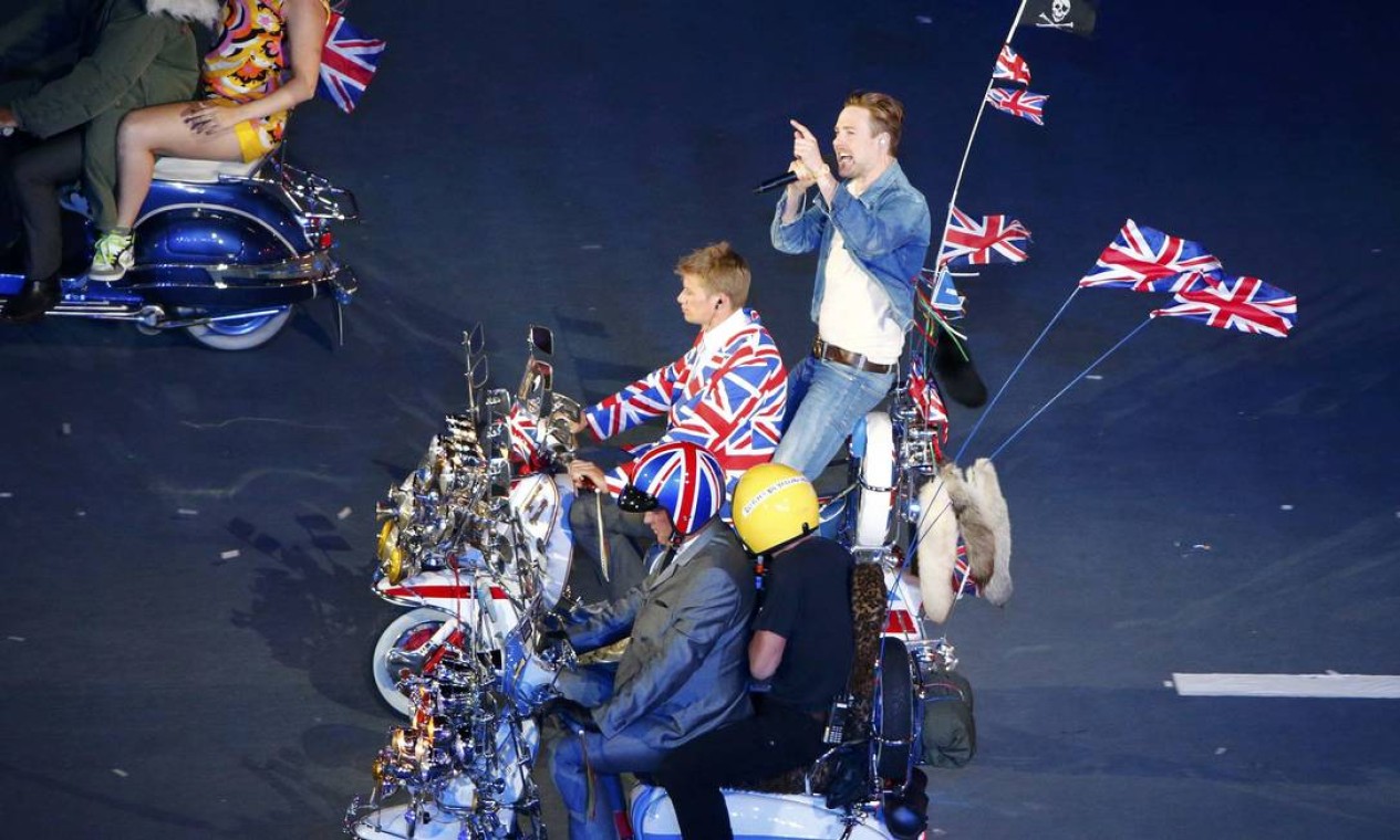 O cantor Ricky Wilson, da banda Kaiser Chiefs, se apresenta numa moto que atravessa o estádio Foto: REUTERS / David Gray