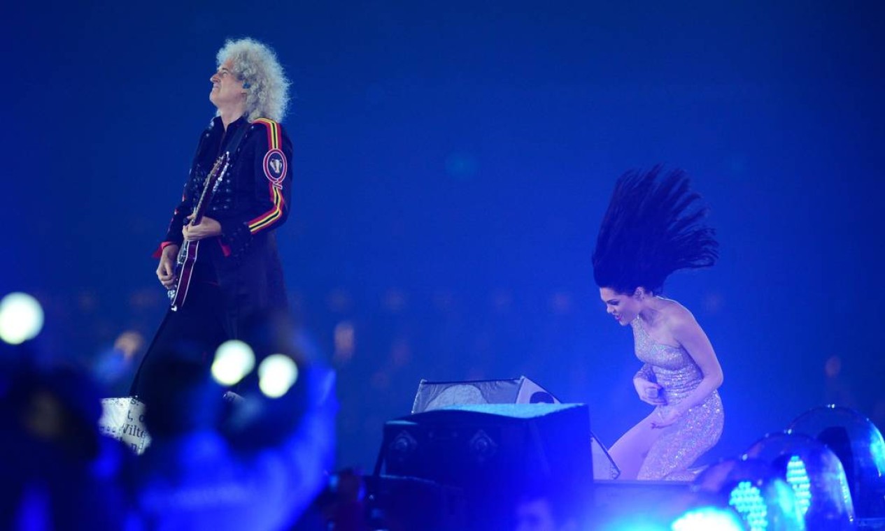 Brian May, guitarrista do Queen, e a cantora britânica Jessie J cantam no encerramento dos Jogos Olímpicos de Londres Foto: AFP
