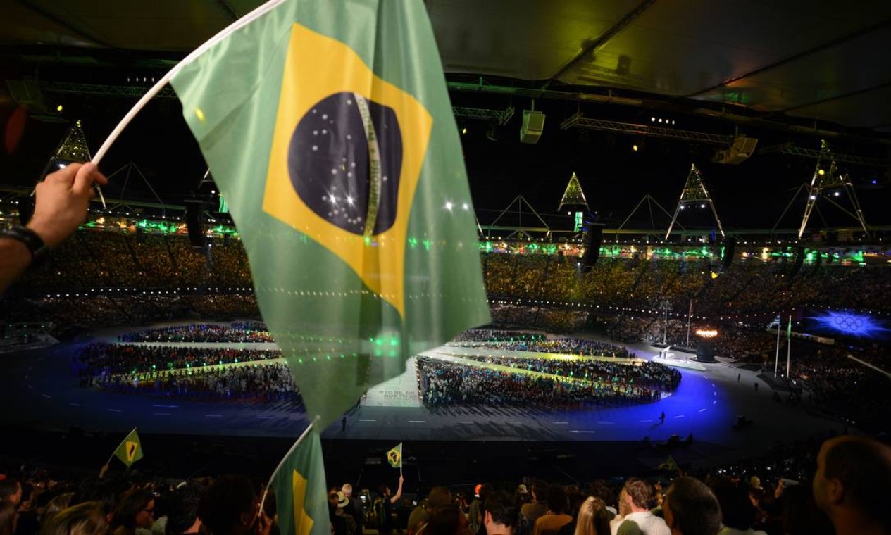 Um espectador balança a bandeira do Brasil na cerimônia de encerramento dos Jogos Olímpicos de Londres Foto: AFP PHOTO / JOHANNES EISELE