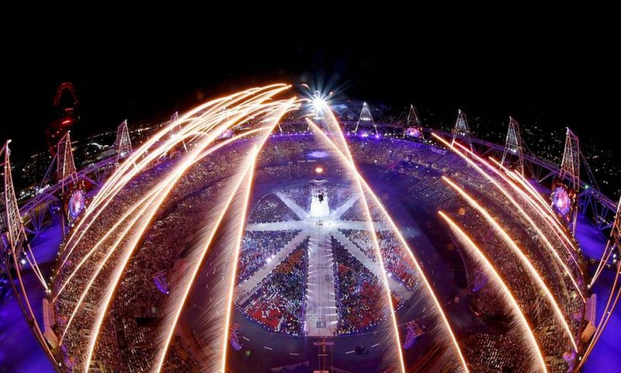 Fogos de artifícios completam a beleza da festa Foto: REUTERS / Pawel Kopczynski