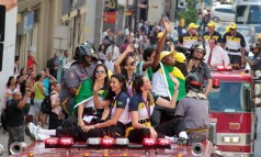 
Jogadoras da seleção brasileira de vôlei cumprimentam fãs em São Paulo
Foto: Eliária Andrade / O Globo