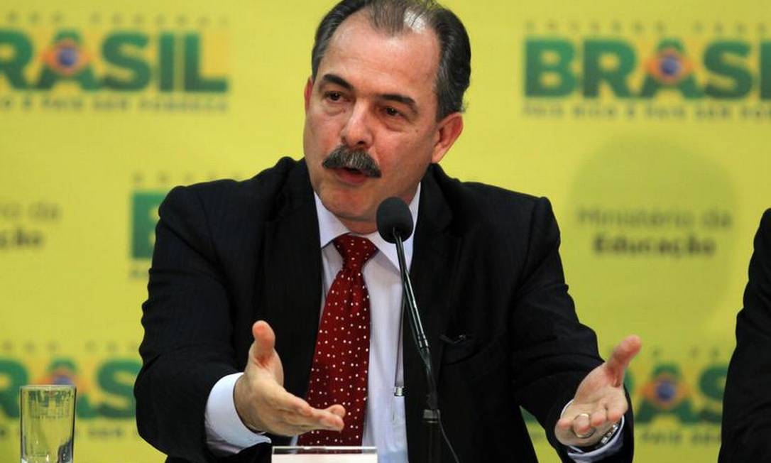 O ministro de Educação, Aloizio Mercadante, durante a divulgação dos dados do Ideb 2011 Foto: Givaldo Barbosa