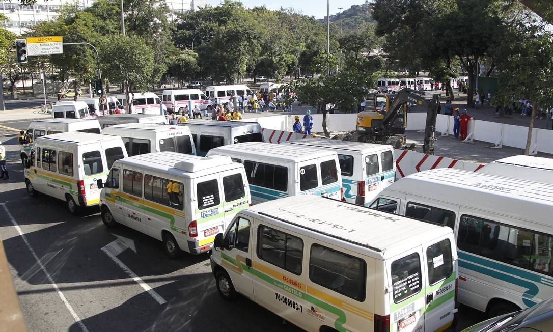 
Motoristas de transporte alternativo do Rio, em greve, se concentram na Avenida Maracanã, na Zona Norte, na manhã desta quarta-feira
Foto: Marcelo Carnaval / O Globo
