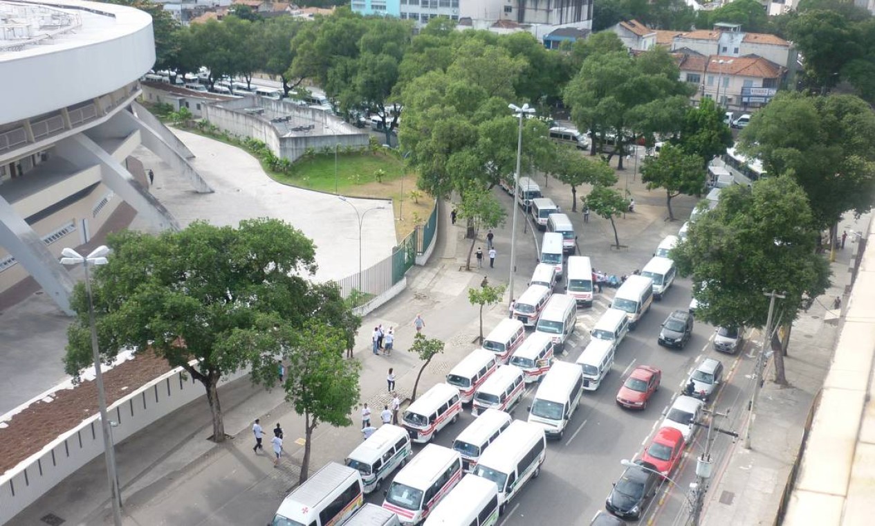 Motoristas inciaram a concentração ao lado do estádio do Maracanã durante a madrugada Foto: Foto do leitor Werther Alves Marcos / Eu-Repórter