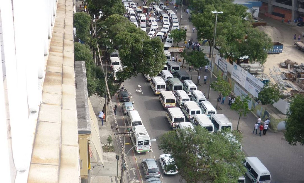 Protesto conta com cerca de 3 mil vans e kombis. Eles pedem a manutenção das atuais 7 mil concessões Foto: Foto do leitor Werther Alves Marcos / Eu-Repórter
