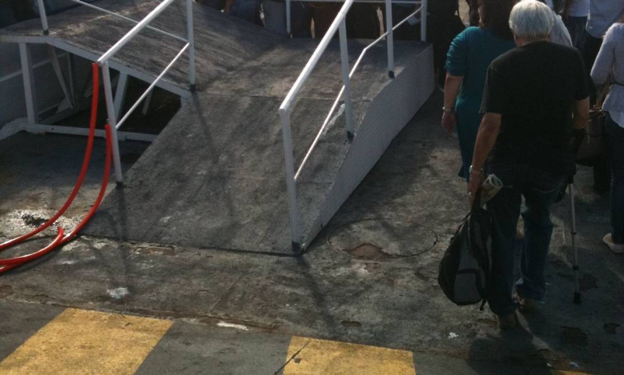 Protesto também gerou filas na estação de barcas de Cocotá, na Ilha do Governador. Segundo o leitor Alécio Cabral, nenhuma viagem extra foi realizada, mesmo com o aumento da demanda Foto: Foto do leitor Alecio Cabral / Eu-Repórter