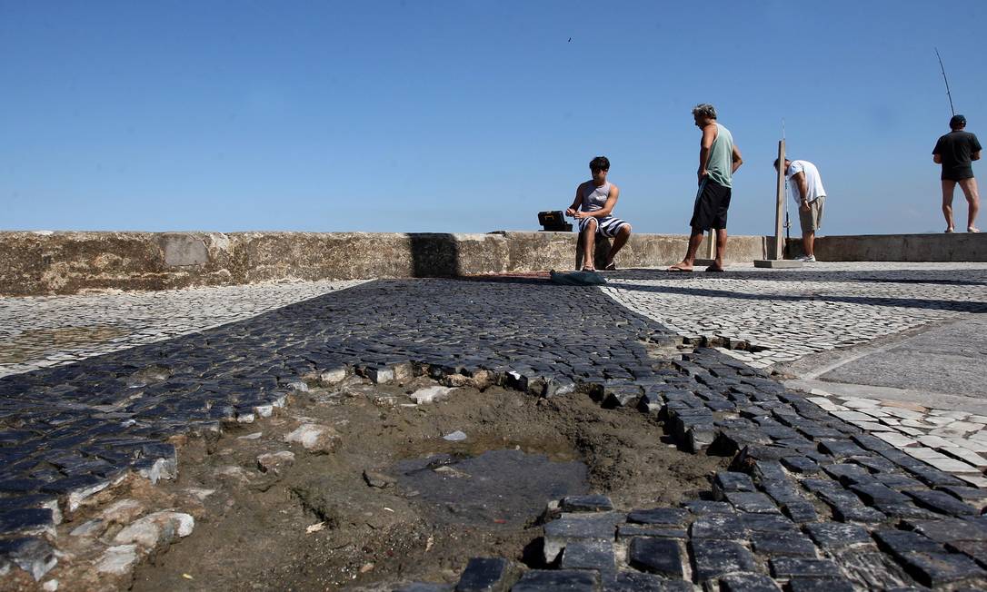 
O piso do Quebra-Mar está repleto de buracos formados com a soltura de pedras portuguesas
Foto: Márcio Alves / Agência O Globo