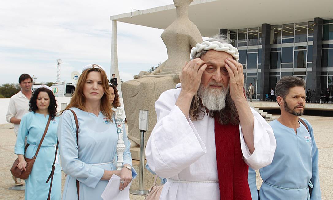 
Inri Cristo pede justiça divina no julgamento do mensalão
Foto: O Globo / André Coelho