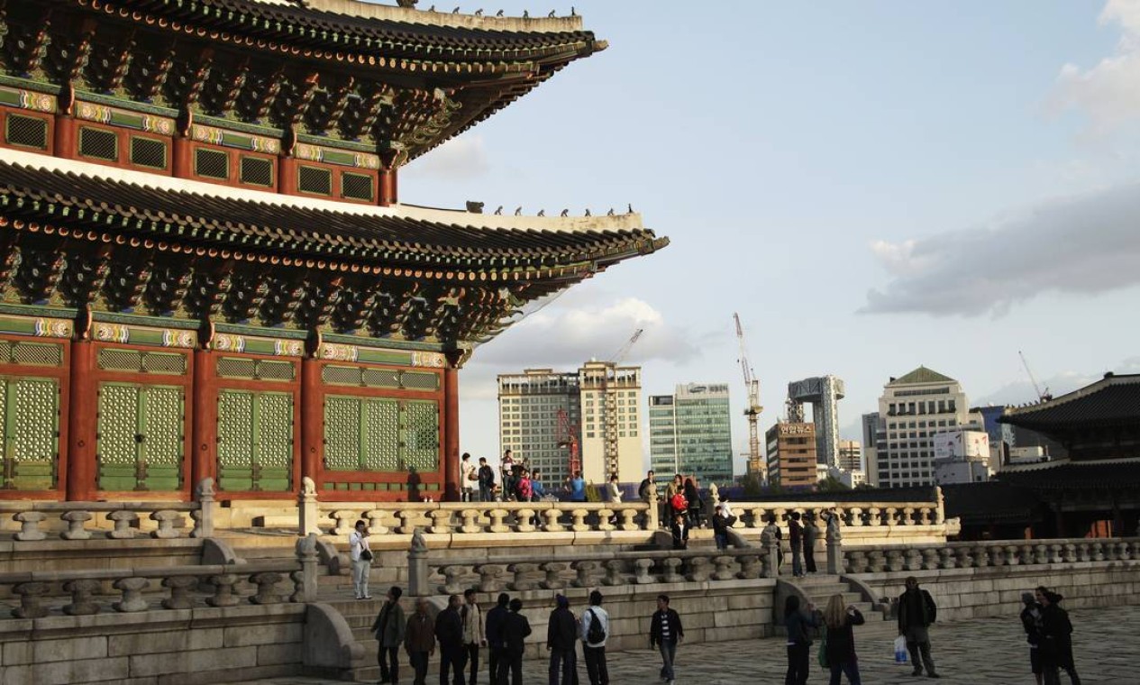 Passado e futuro: turistas visitam o Palácio Gyeongbokgung, símbolo da antiga Seul, a frenética capital da Coreia do Sul. Foto: Peter Schickert / Keystone