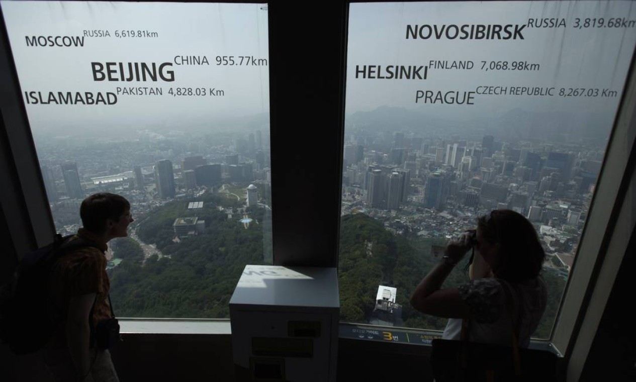 Apreciar a vista do alto da N Seoul Tower, no Monte Nam, com as distâncias entre Seul e outras importantes cidades do mundo, é um dos interessantes programas da capital. Foto: KIM HONG-JI / REUTERS