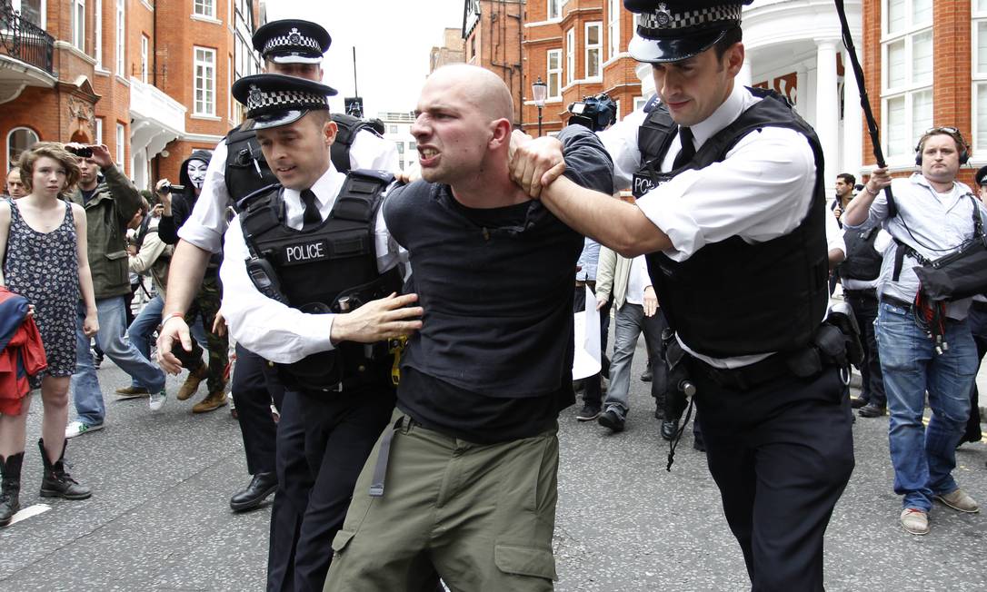 
Policiais britânicos prendem simpatizante que pedia liberdade de Assange
Foto: Sang Tan / AP
