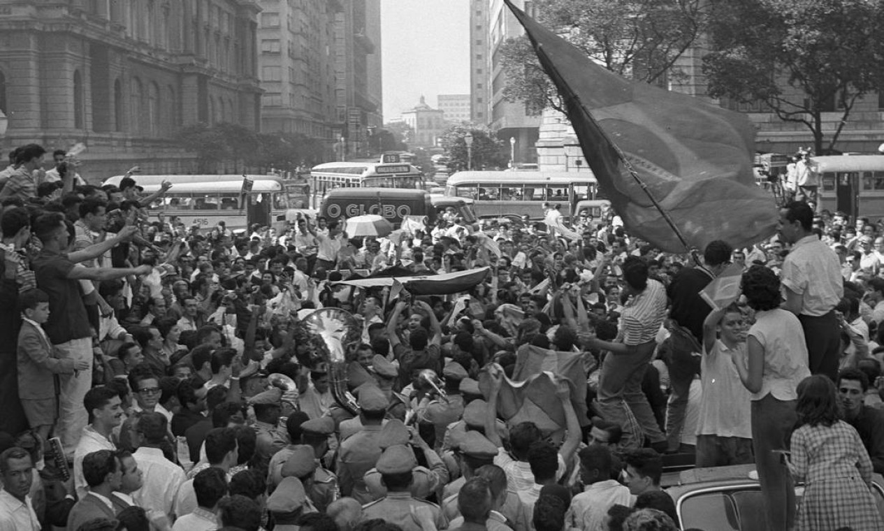 O quinto volume trata de outra paixão carioca: o esporte. Na imagem, multidão na Cinelândia festeja a primeira Copa do Mundo da Seleção Brasileira de futebol, em 1958 Foto: Arquivo O GLOBO