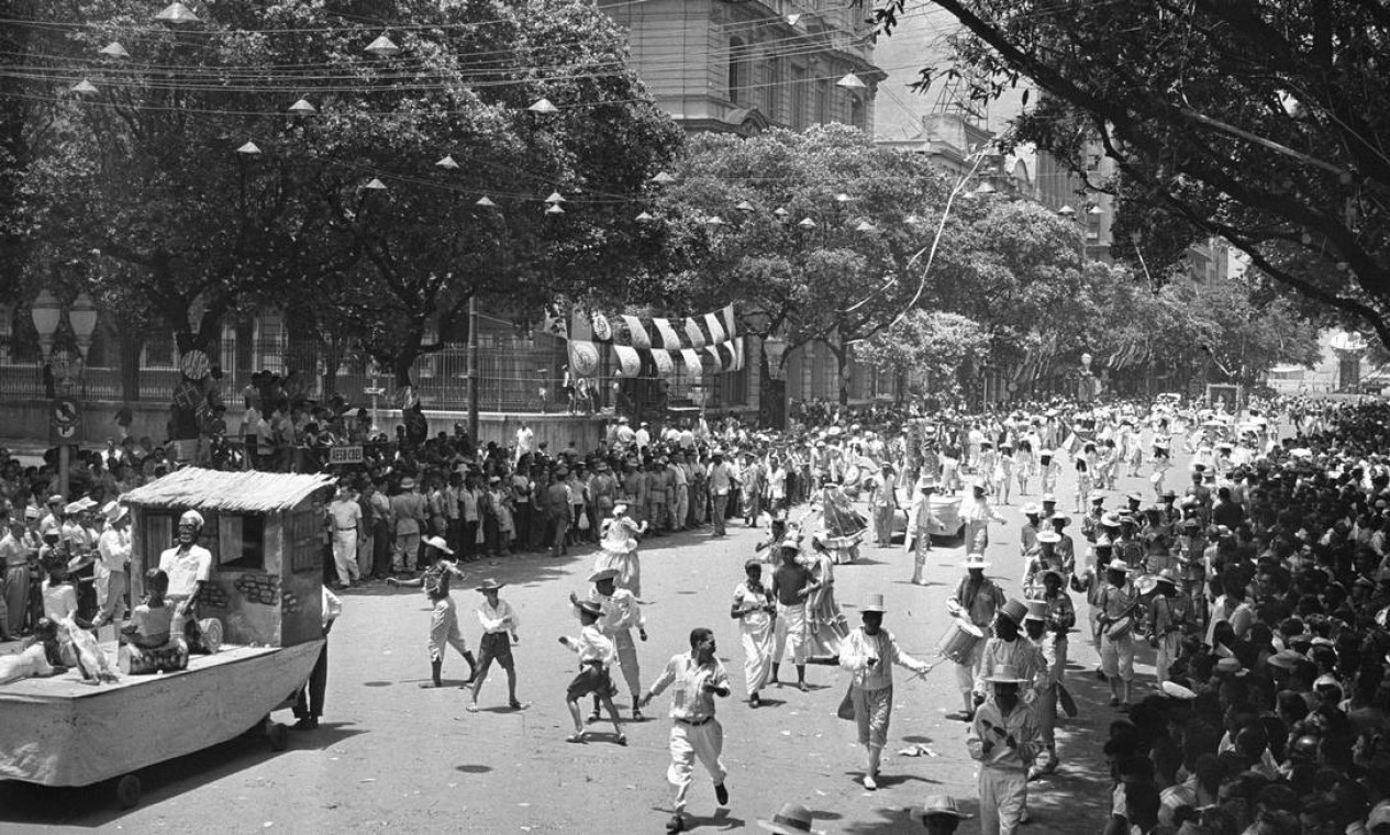 O carnaval é o tema do sétimo volume da coleção. Na foto, a escola de samba Tupy de Brás de Pina desfila na Avenida Rio Branco em 1959 Foto: Arquivo O GLOBO