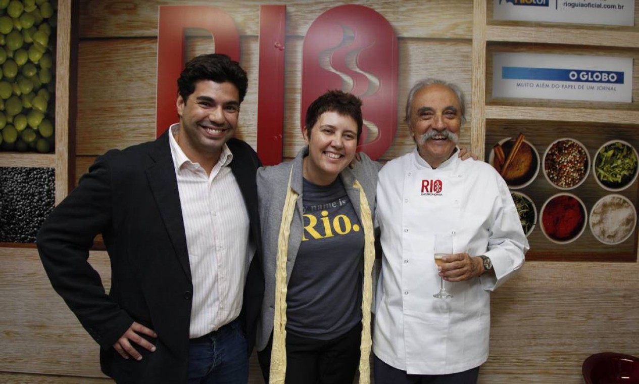 Os chefs Felipe Bronze, Roberta Sudbrack e José Hugo Celidônio se divertem no caminhão da Cozinha Show que está estacionado no Jockey Foto: Fábio Rossi