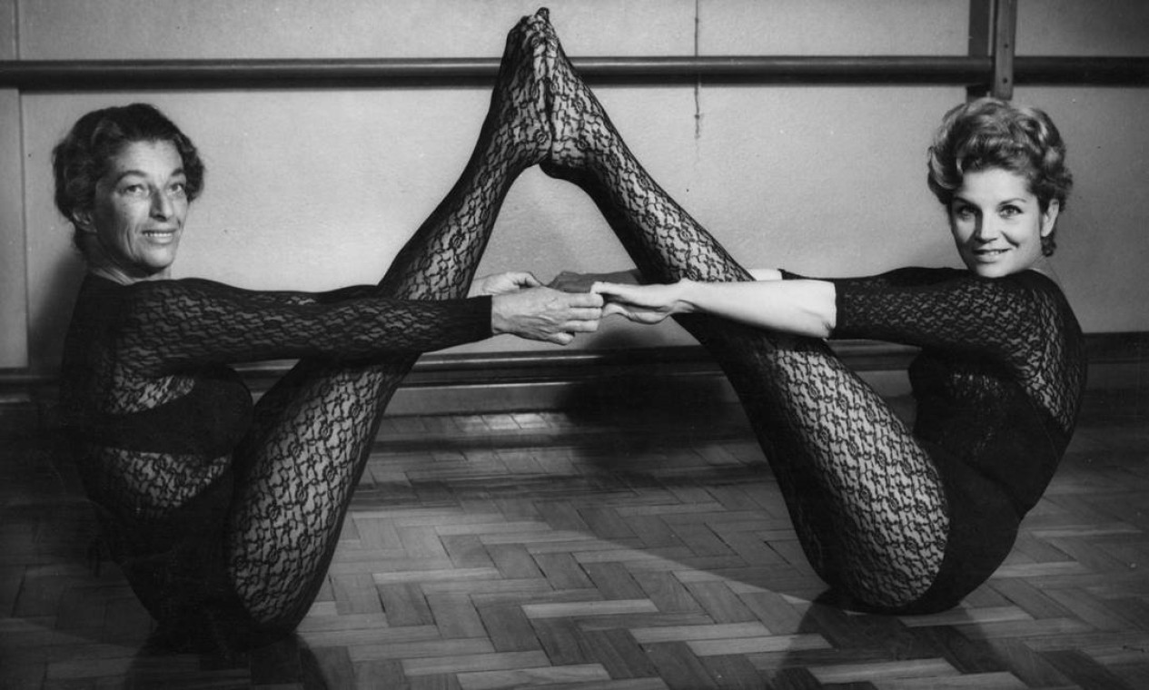 Em 1966, fazendo pose com Yara Vaz, referência nacional na ginástica, que apresentou o primeiro programa sobre o tema na TV brasileira. Tonia também era formada em Educação Física Foto: Reprodução