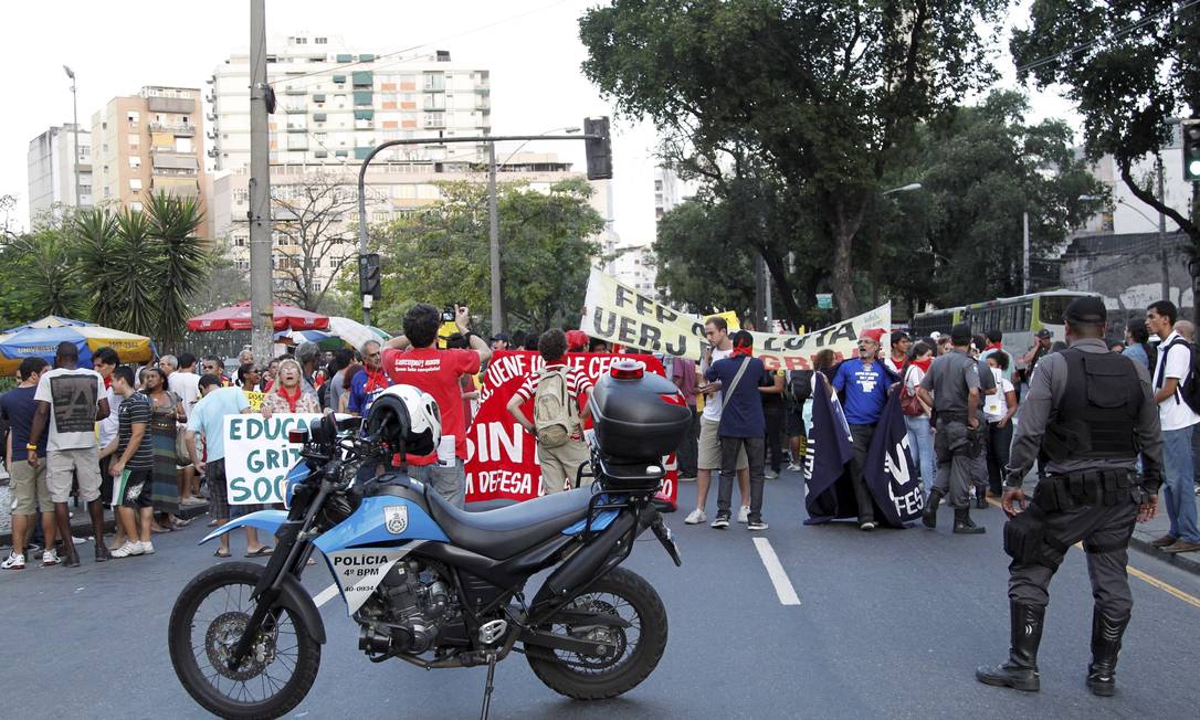 
Manifestação de estudantes da Uerj complica o trânsito na Zona Norte do Rio
Foto: Marcelo Piu / O Globo
