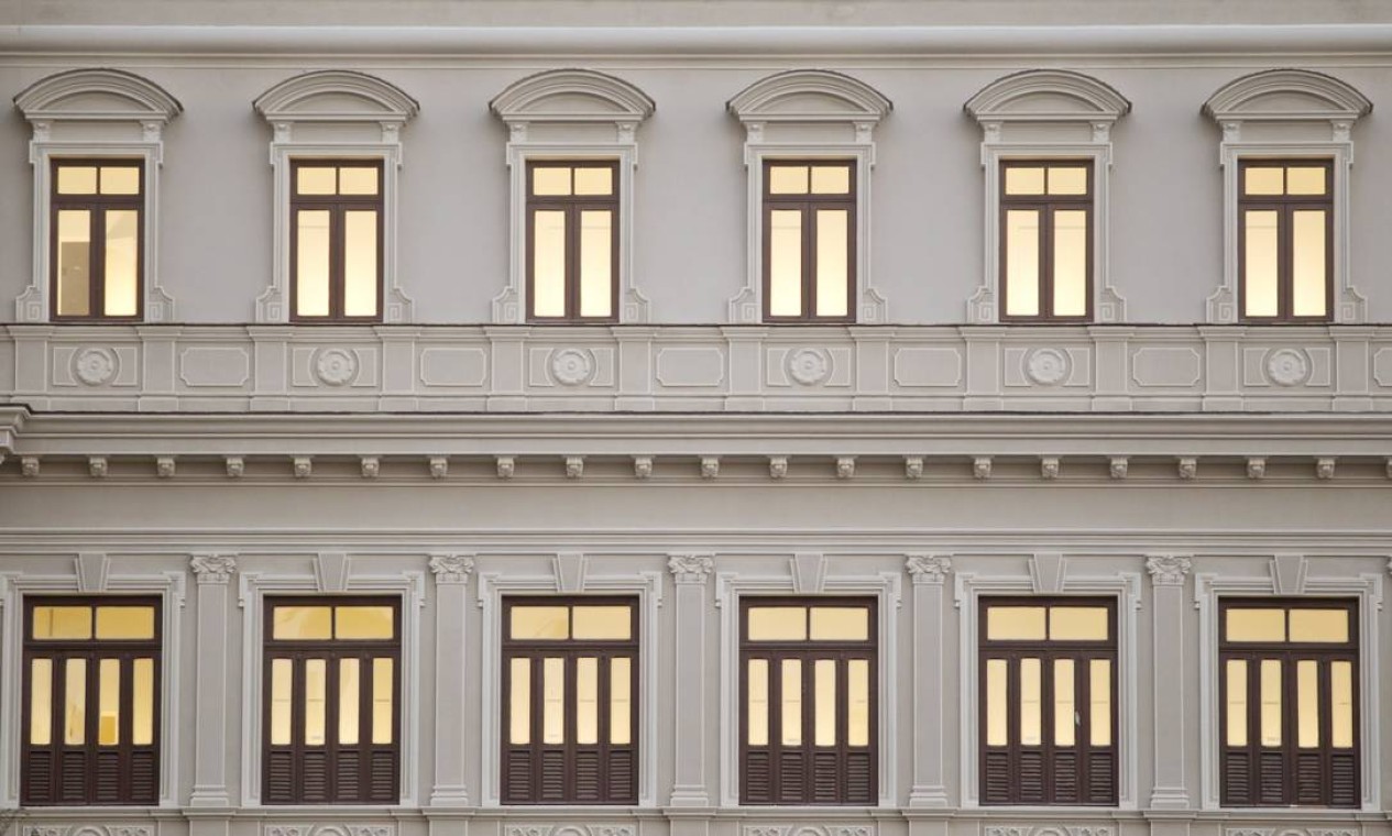 A fachada tem estilo eclético do Palacete Dom João VI, construído no início do século passado Foto: Márcia Foletto / O Globo