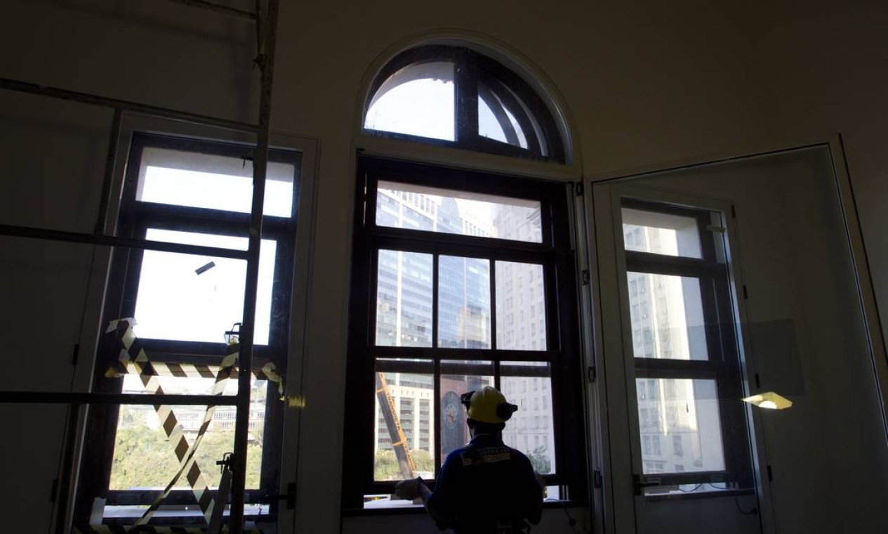 No interior do museu, 270 operários fazem os últimos retoques Foto: Márcia Foletto / O Globo