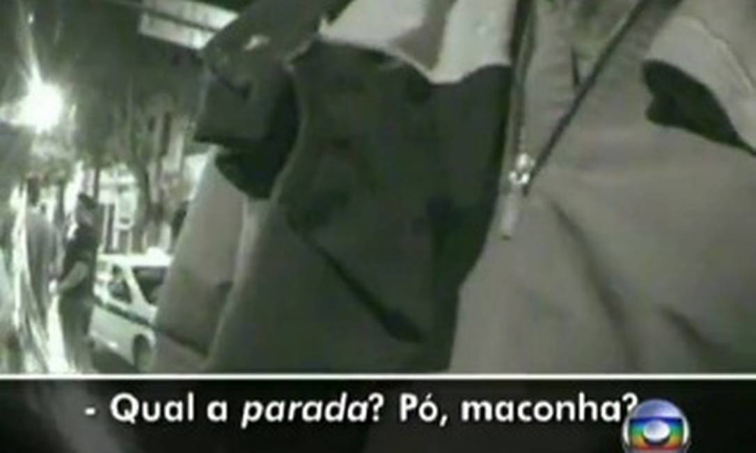 Traficante oferece drogas na Lapa Foto: Reprodução / TV Globo