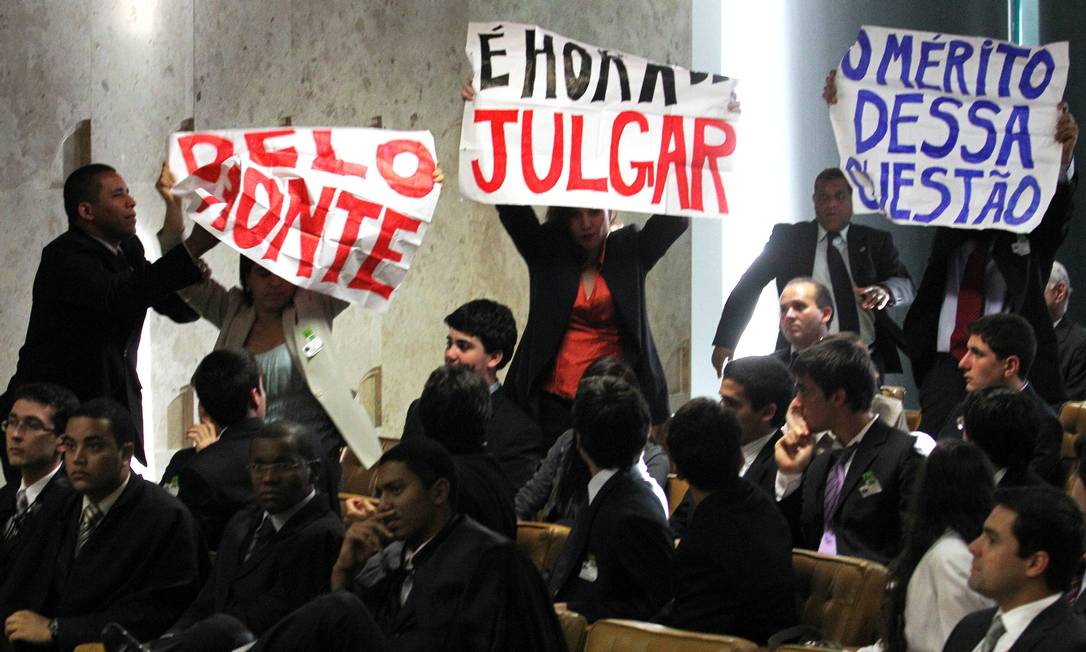 
Manifestantes protestam contra a usina de Belo Monte, no STF, durante o julgamento do Mensalão
Foto: Agência O Globo / Gustavo Miranda