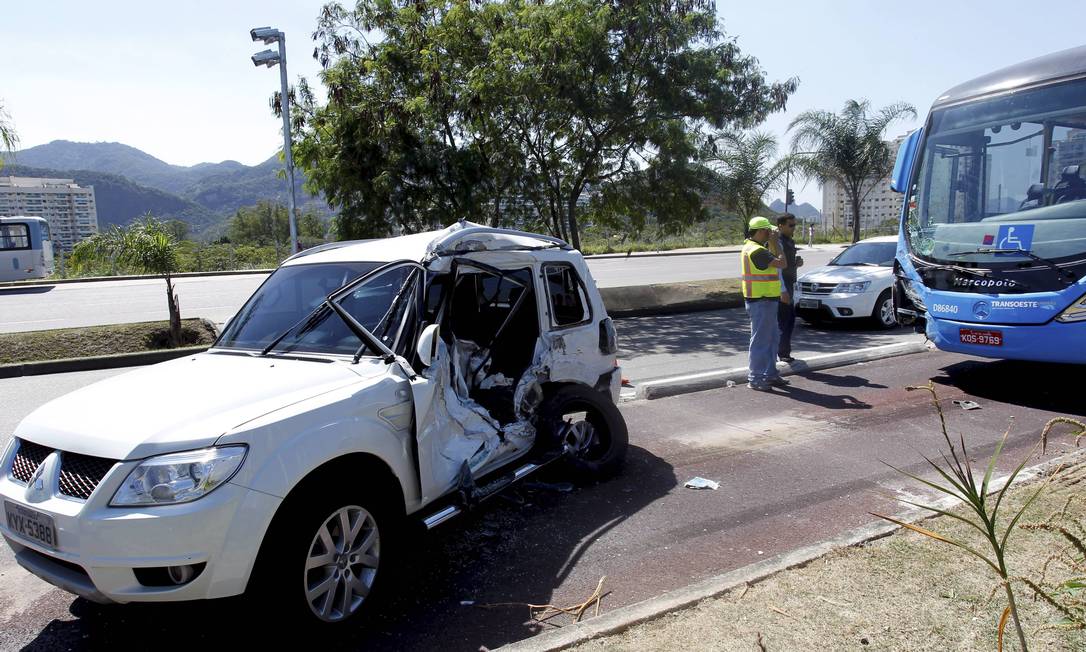 
A sexta-feira teve mais um acidente: um carro bateu num ônibus articulado ao tentar fazer uma conversão proibida à esquerda, cortando a pista expressa
Foto: Marcelo Piu / O Globo