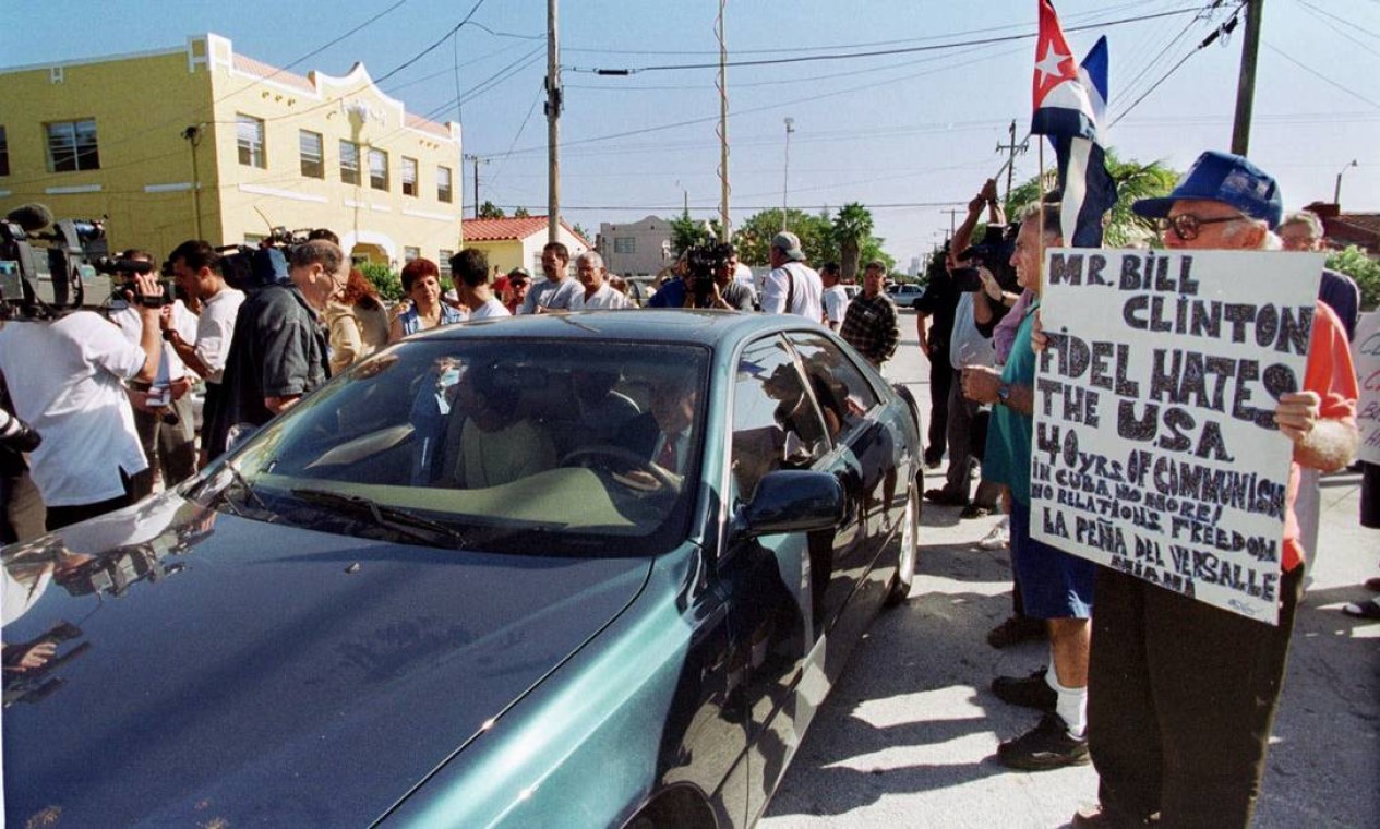 Em Miami, as manifestações tinham objetivo contrário: manter Elián nos EUA. Na foto, pessoas manifestam seu apoio diante do carro de parentes do menino na Flórida Foto: AP/5-1-2000