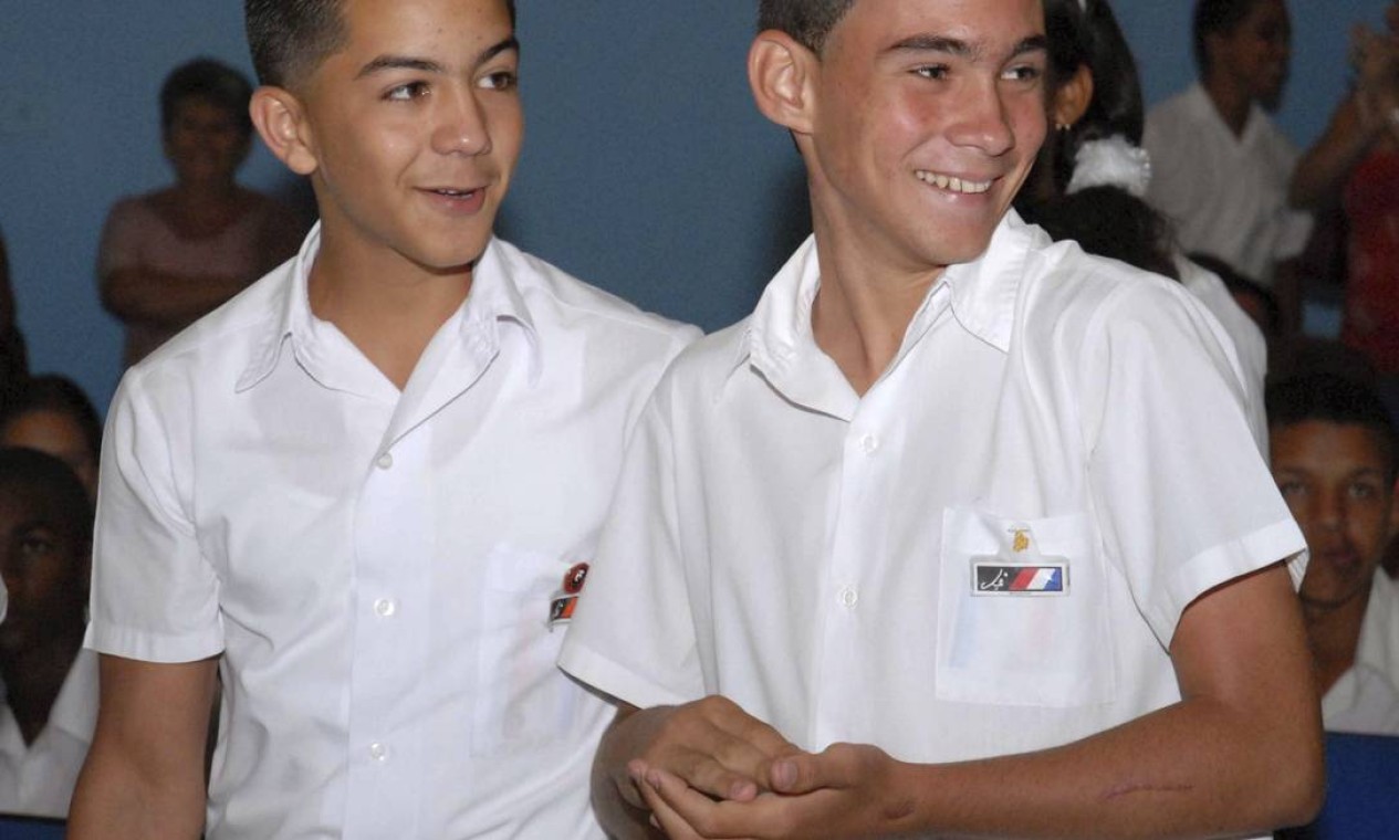 Com um colega de escola durante as celebrações pelo 80º aniversário de Che Guevara, em Matanzas Foto: Reuters/14-6-2008