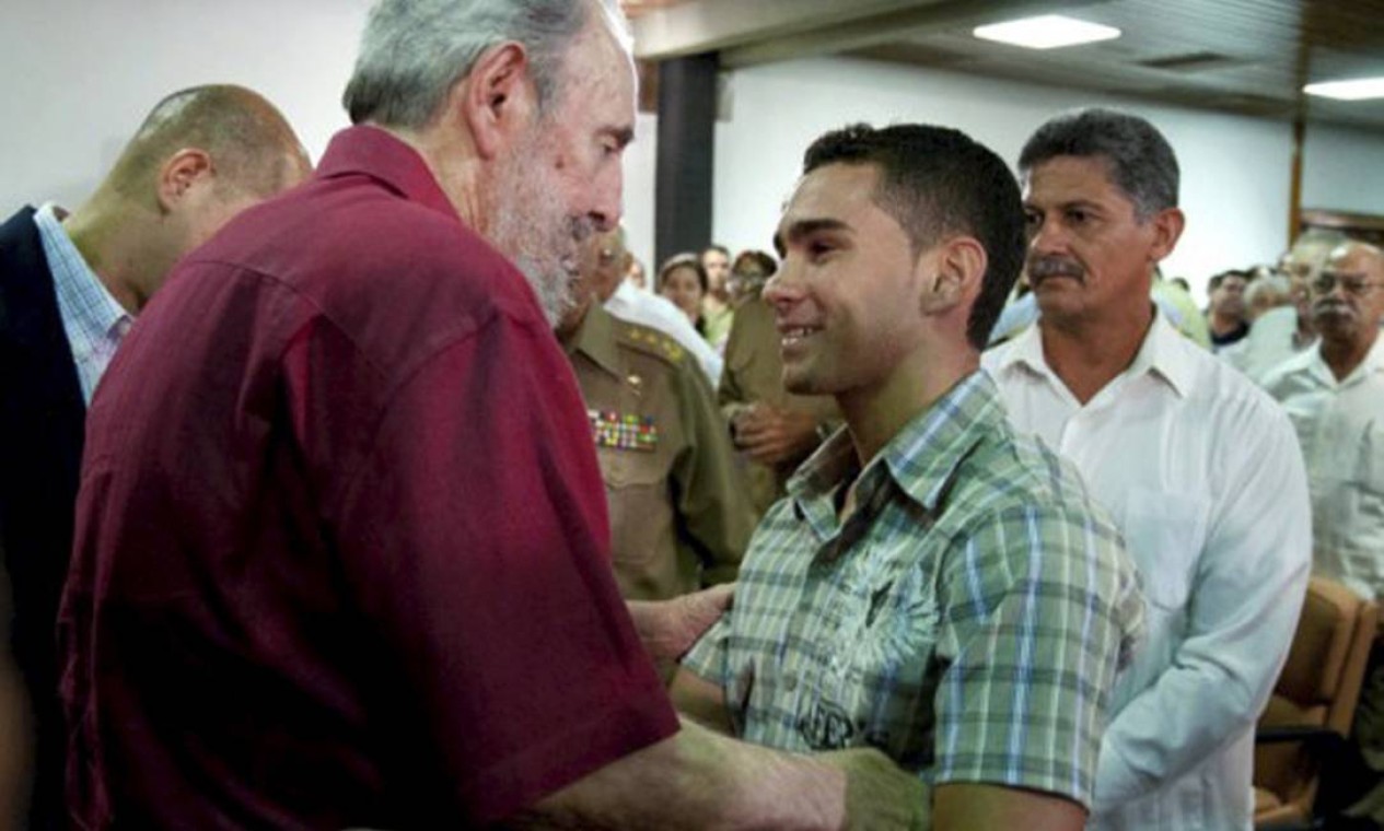 Fidel conversa com Elián durante o lançamento da biografia “A vitória estratégica”, do ex-presidente cubano Foto: Reuters/2-8-2010