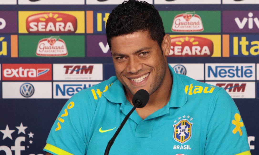 Hulk fala após o treino da seleção brasileira em São Paulo sobre sua transferência para o futebol russo Foto: Michel Filho - Agência O Globo