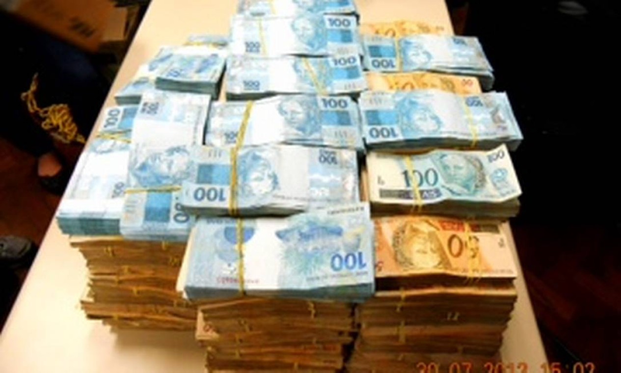 R$ 800 mil em dinheiro, oferecidos como propina pela organização criminosa para policiais Foto: Secretaria de Segurança Pública