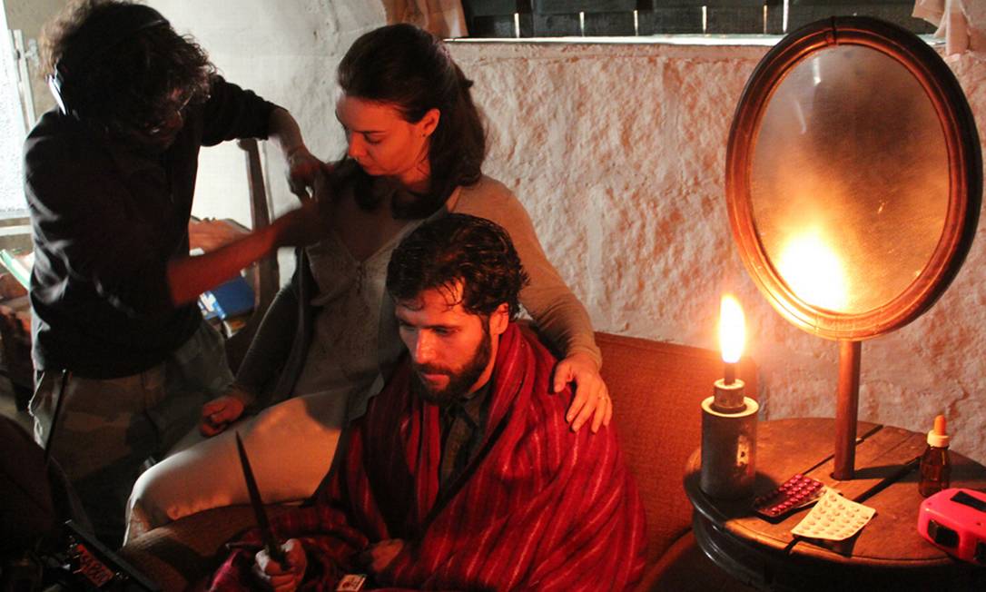 Regiane e Gagliasso se preparam para gravar uma das cenas de 'Isolados' Foto: Luis Paulo Mendes