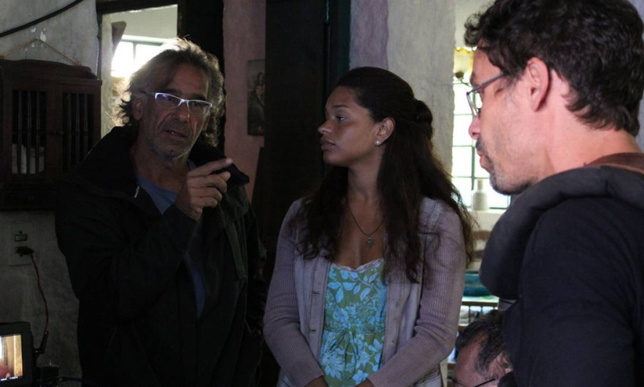Juliana Alves conversa com o diretor de fotografia Gustavo Hadba. A atriz vive a governanta da casa Foto: Luis Paulo Mendes