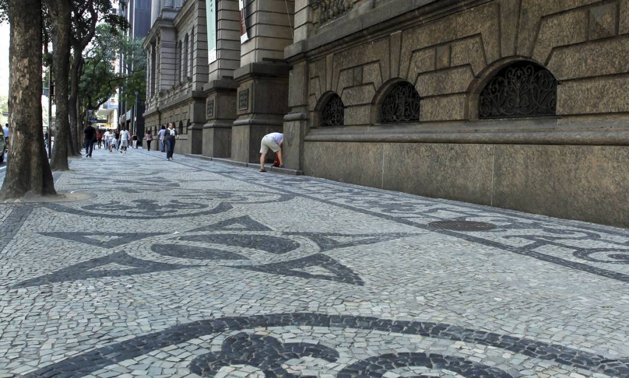 Calçada em frente ao Museu de Belas Artes Foto: Custodio Coimbra / O Globo