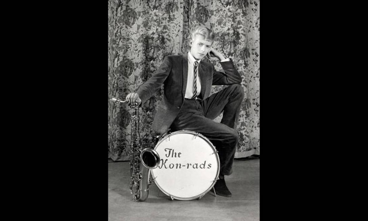Foto de Roy Ainsworth para divulgar a banda The Kon-rads, nascida em 1963, com Bowie tocando saxofone Foto: Divulgação/Roy Ainsworth