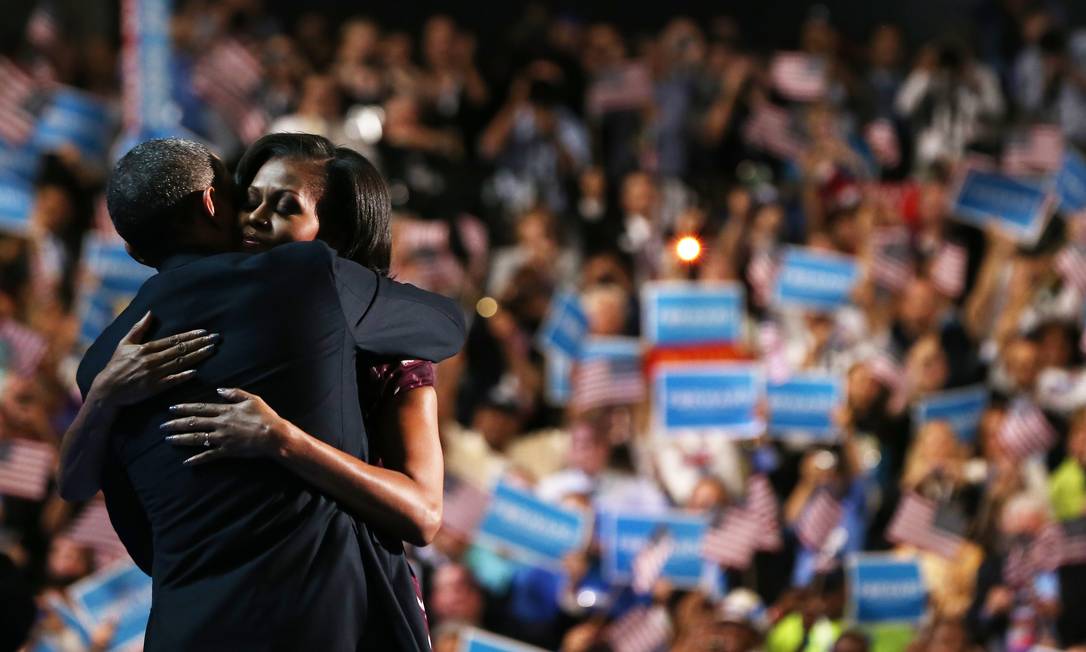 
A primeira-dama, Michelle Obama, abraça o marido depois de apresentá-lo antes do discurso que encerrou a Convenção Nacional Democrata
Foto:
Justin Sullivan/Getty Images/AFP
