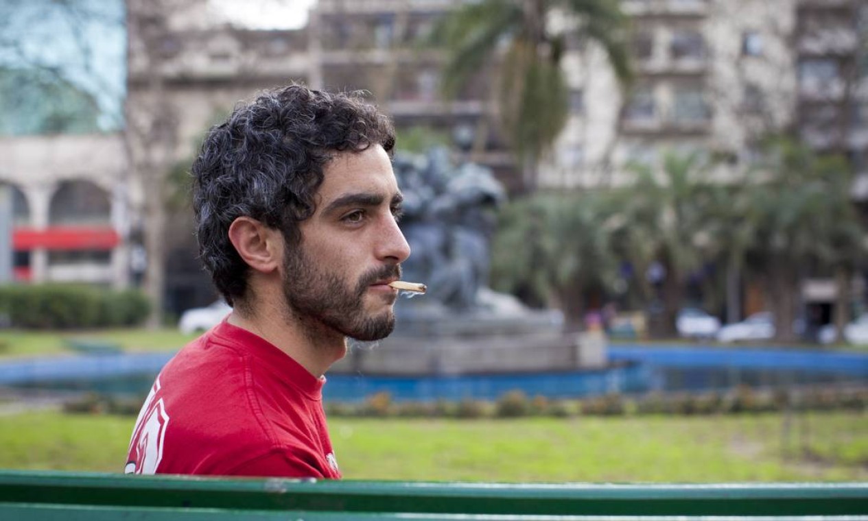 Candidato ao Senado faz campanha fumando maconha e justifica