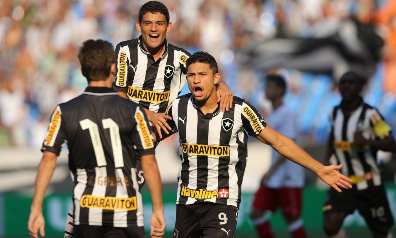 Botafogo sofre no fim, mas vence o Náutico por 3 a 1 - Jornal O Globo