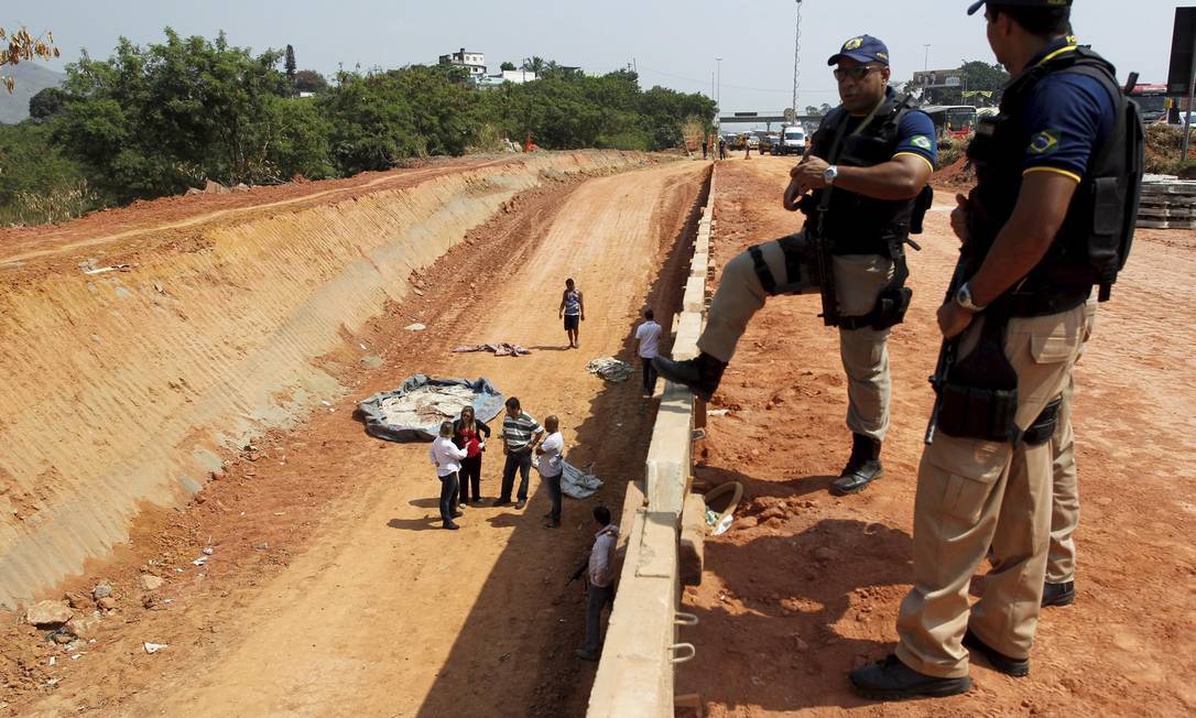 
Policiais rodoviários federais observa o local onde os corpos foram encontrados
Foto: Custódio Coimbra / O Globo