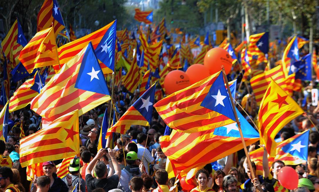 
Multidão acena bandeira nacional da Catalunha; marcha toma conta da cidade sob o lema ‘Catalunha, o novo Estado da Europa’
Foto: LLUIS GENE / AFP