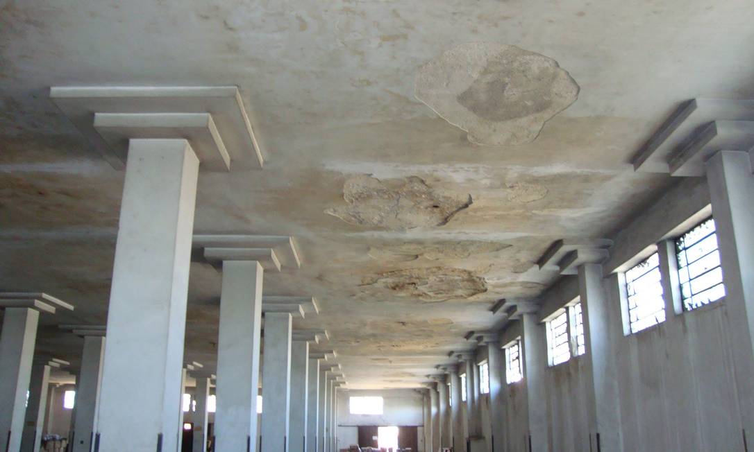 
Precariedade. Infiltrações ocupam quase todo o teto do prédio anexo da Biblioteca Nacional
Foto: Funcionários / Divulgação