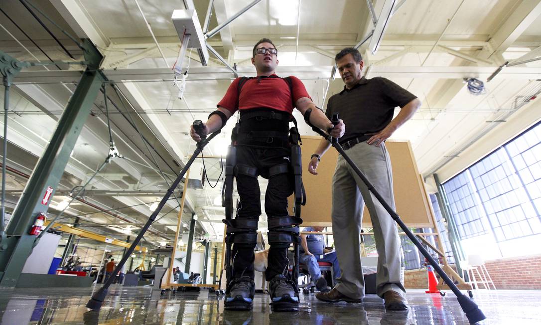 
Paciente aprende a andar com o exoesqueleto fabricado pela empresa americana Ekso Bionics em um centro de reabilitação para deficientes nos EUA
Foto: Jim Wilson/ The New York Times