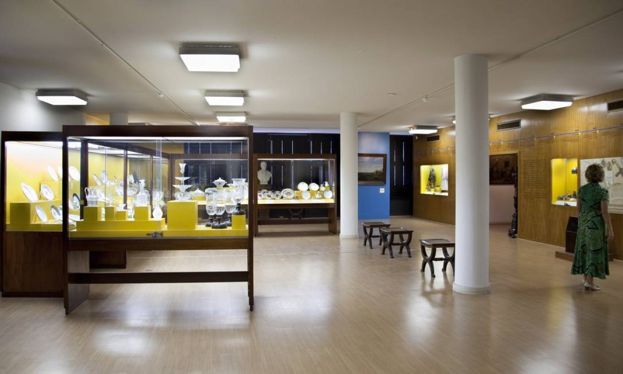 Sala principal do Museu do Instituto Histórico e Geográfico Brasileiro exibe coleção de porcelana Foto: Simone Marinho / O Globo