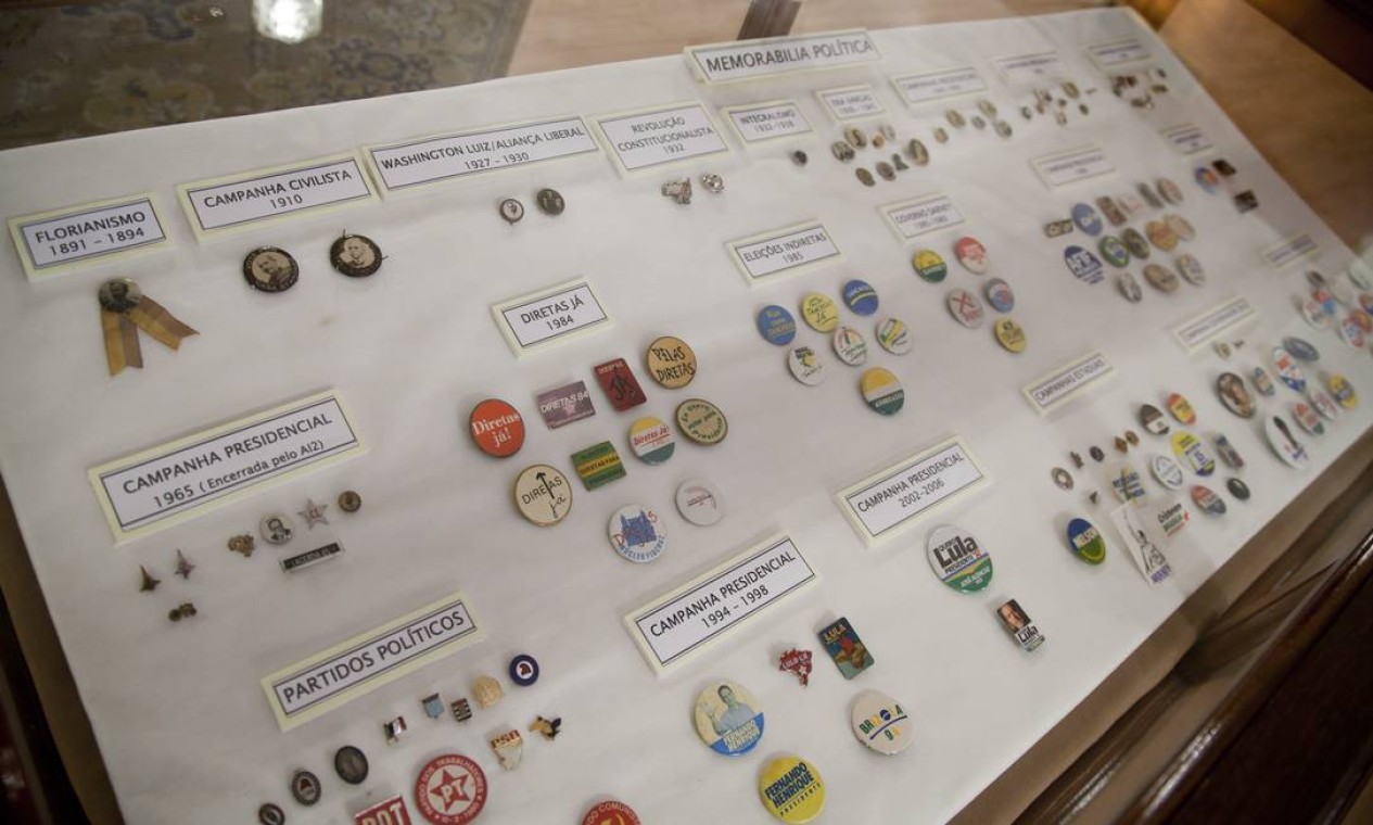 Botons de campanhas eleitorais históricas são exibidas no Museu do Instituto Histórico e Geográfico Brasileiro, um dos mais antigos do país Foto: Simone Marinho / O Globo