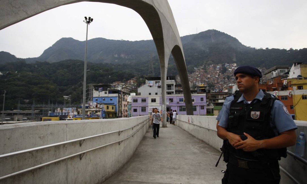 Policial em cima da passarela de acesso à Rocinha Foto: Pablo Jacob / O Globo