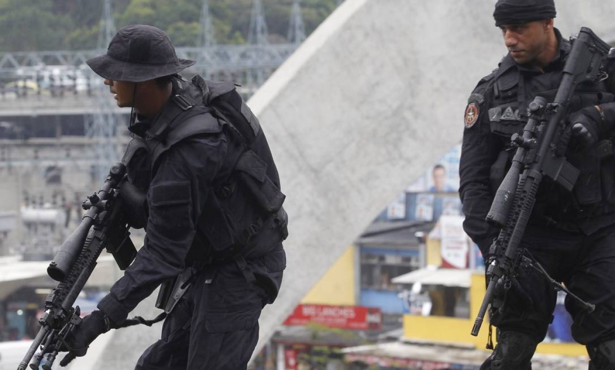 Policiais militares fazem segurança durante a inauguração da UPP Foto: Roberto Moreyra / Extra