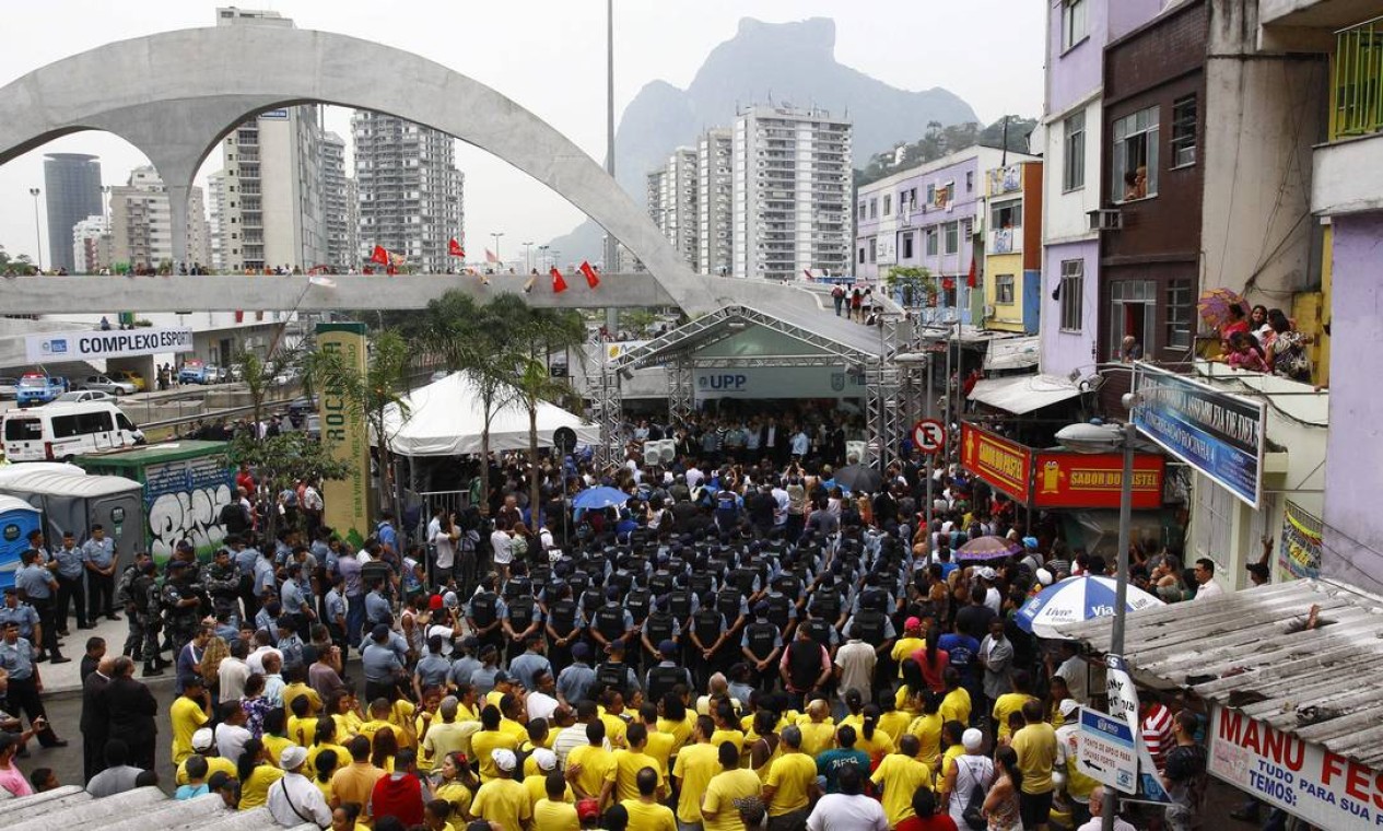 Parte dos 700 policiais que vão atuar na UPP da Rocinha participou da inauguração da unidade nesta quinta-feira Foto: Pablo Jacob / O Globo