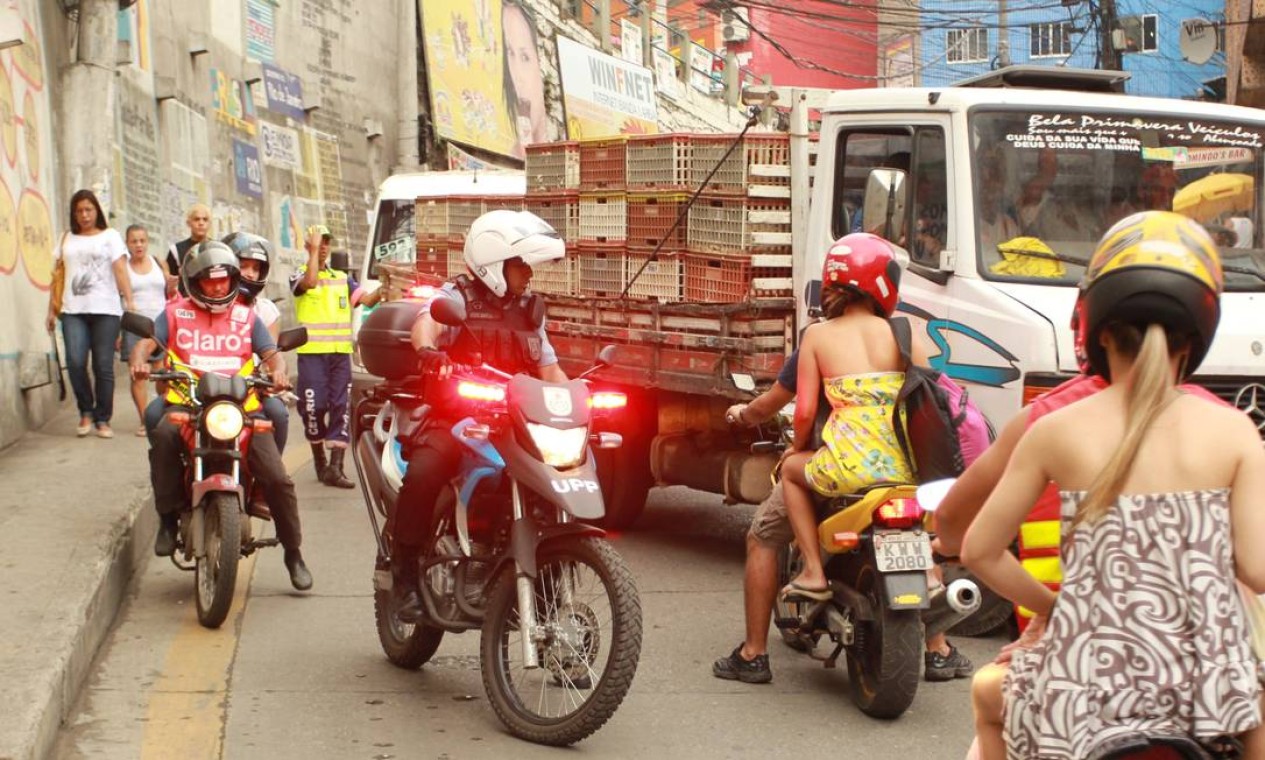 Em moto, policial patrulha rua da Rocinha Foto: Gabriel de Paiva / O Globo