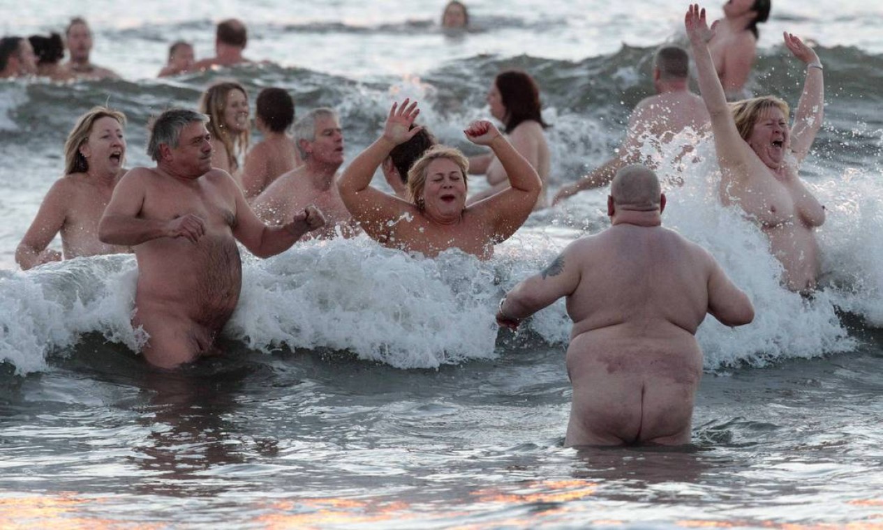 Nudistas tentam quebrar recorde em praia britânica - Jornal O Globo