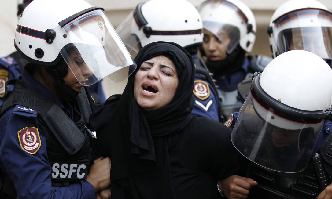 
Polícia domina uma manifestante durante protesto contra o governo em Bahrein na sexta-feira
Foto: Reuters