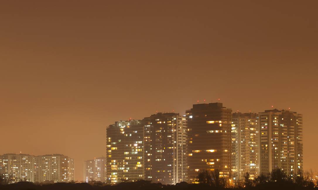 
Vista de conjunto de prédios sob intensa iluminação de lâmpadas de vapor de mercúrio
Foto: Marco Antonio Rezende